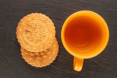 Ev yapımı mutfak gereçleri olan çikolatalı kurabiyeler, yakın çekim, üst görüş ve beyaz arka planda izole edilmiş..