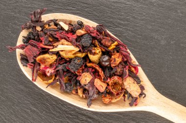 Tahta bir kaşıkla, tahta bir taş, makro, üst manzara..