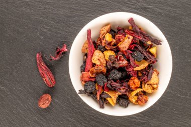 Seramik bir çay tabağında Karpatlar 'ın orman çayı, kayrak taşı, makro, üst manzara..