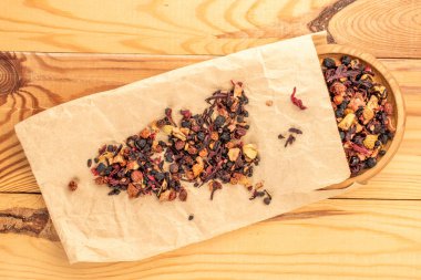 Tahta bir masa üzerinde kağıt poşet ile Karpatya orman çayı, makro, üst manzara.