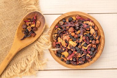 Tahta bir tepside, tahta bir kaşıkla, makro tahta bir tabakta Carpathian orman çayı..