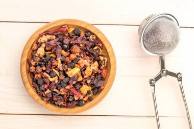 Üretici Al. Tahta bir tabakta, ahşap bir masada metal bir elek ve makro manzaralı Carpathian orman çayı..