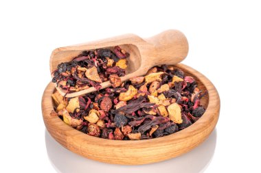 Karpat Ormanı kokulu çay ahşap kaplar, makro, beyaz arka planda izole edilmiş.