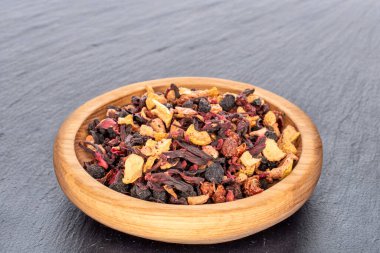 Karpat Ormanı kokulu çay ahşap kaplar, makro.