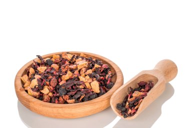 Karpat Ormanı kokulu çay ahşap kaplar, makro, beyaz arka planda izole edilmiş.