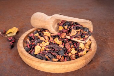 Karpat Ormanı kokulu çay ahşap kaplar, makro.