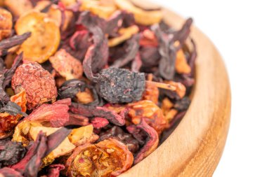 Karpat Ormanı kokulu çay ahşap kaplar, makro, beyaz arka planda izole edilmiş.