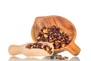 Karpat Ormanı aromatik çayı, tahta bardak ve kaşıkla, makro, beyaz arka planda izole edilmiş..