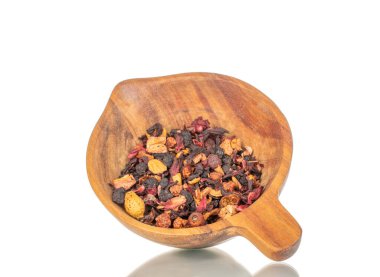 Ahşap fincanlı Karpat Ormanı aromatik çayı, makro, beyaz arka planda izole edilmiş..