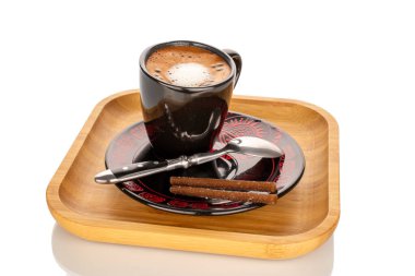 Siyah seramik fincan, çay tabağında kahve, yakın plan, beyaz arka plan izole edilmiş..