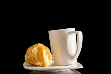 Gövde üzerinde eklerleri olan seramik bardak, yakın plan, siyah arka planda izole edilmiş..