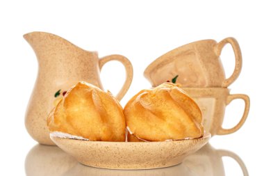 Beyaz arka planda seramik tabaklarla seramik bir tabakta iki eklem, yakın plan..