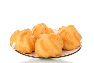 Beyaz arkaplanda seramik bir tabakta dört eklem, yakın plan..