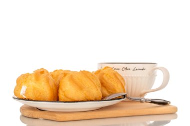 Beyaz arka planda izole edilmiş, seramik bir tabağın üzerinde birkaç eklem ve bir fincan kahve..