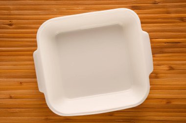 Bambu masasında seramik bir fırın tepsisi, yakın çekim, üst manzara..