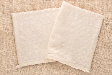 Bir keten kumaş üzerine keten beyazı peçete, yakın plan, üst manzara..