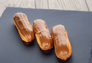 Üç tatlı eklem tahtada, yakın plan..