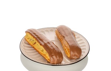 Seramik bir kapta kremalı iki eklem, yakın plan, beyaz arka planda izole edilmiş..