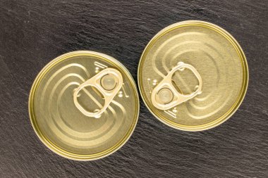 İki metal balık konservesi kayrak taşın üstünde, yakın plan, üst manzara..