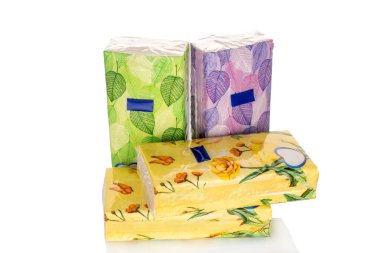 Birkaç paket kağıt mendil, yakın plan, beyaz arkaplanda izole edilmiş..