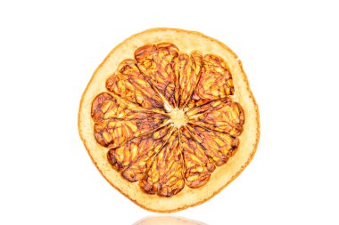Birkaç dilim kurutulmuş greyfurt, yakın plan, beyaz arka planda izole edilmiş..