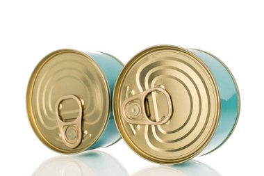 İki metal ton balığı konservesi, yakın plan, beyaz arka planda izole edilmiş..