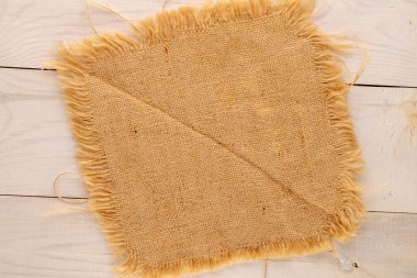 Tahta bir sehpaya bir jüt peçete, üst manzara, yakın çekim..