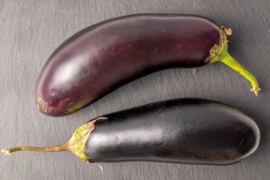 İki olgun mor patlıcan, yakın plan, tahta üzerinde, üst görünümde..