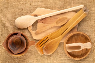 Ahşap bardaklar, kaşıklar ve jüt kumaş, makro, üst manzara..