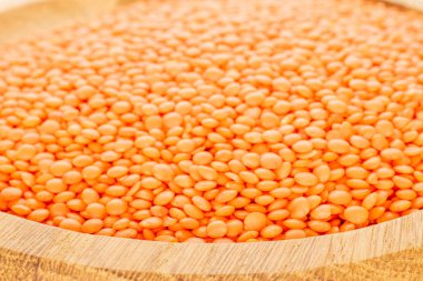 Tahta tabakta kırmızı çiğ mercimek, yakın plan..