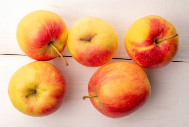 Tahta bir masada birkaç sulu elma, yakın plan, üst manzara..