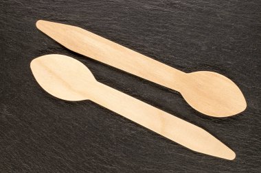 Tahta tek kullanımlık kaşıklar taş, makro, üst manzara..