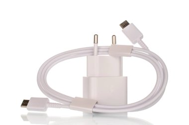 Akıllı telefon için bir güç adaptörü beyaz arkaplanda izole edilmiş, yakın plan.