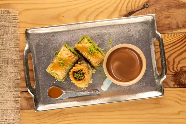 Metal tepside ballı Baklava, üst manzara..