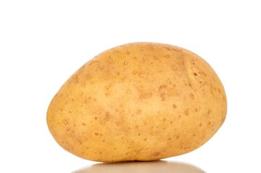 Soyulmamış çiğ patates ve mutfak aletleri beyaz arka planda izole edilmiş, yakın plan..