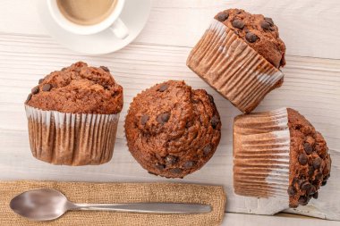 Kahveli ve mutfak aletli çikolatalı kekler, yakın çekim, üst manzara..