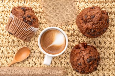 Kahveli ve mutfak aletli çikolatalı kekler, yakın çekim, üst manzara..