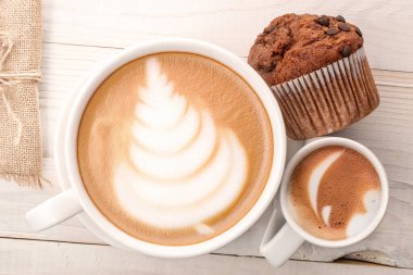 Kahveli ve mutfak aletli çikolatalı kekler, yakın çekim, üst manzara..