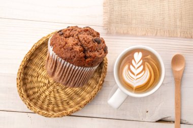 Kahveli ve mutfak aletli çikolatalı kekler, yakın çekim, üst manzara..