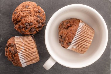 Kahveli ve mutfak aletli çikolatalı kekler, yakın çekim, üst manzara..