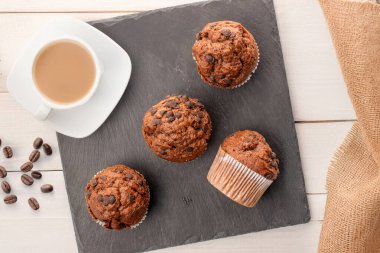 Kahveli ve mutfak aletli çikolatalı kekler, yakın çekim, üst manzara..