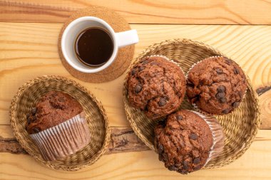Kahveli ve mutfak aletli çikolatalı kekler, yakın çekim, üst manzara..