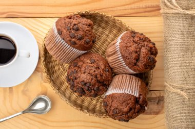 Kahveli ve mutfak aletli çikolatalı kekler, yakın çekim, üst manzara..