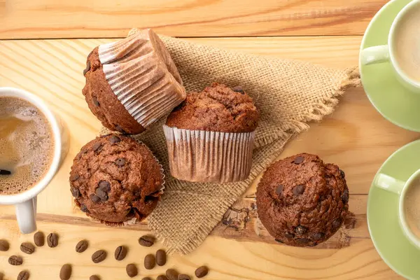 Kahveli ve mutfak aletli çikolatalı kekler, yakın çekim, üst manzara..