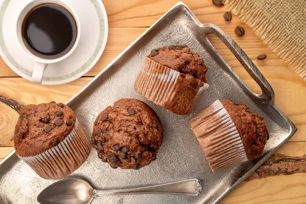 Kahveli ve mutfak aletli çikolatalı kekler, yakın çekim, üst manzara..