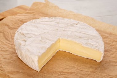 Kraft kağıdında peynir, yakın plan..