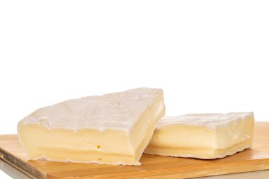 Bambu kesme tahtasındaki kokulu peynir parçaları beyaz arka planda izole edilmiş, yakın plan..