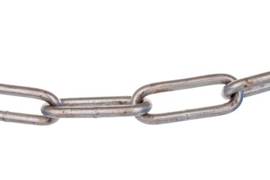 Beyaz arka planda izole edilmiş metal bir zincir parçası, yakın plan..