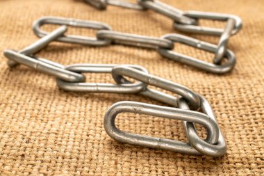 Jüt kumaş üzerine metal bir zincir, makro..