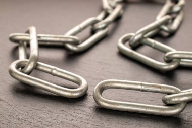 Kayrak taşı üzerinde metal bir zincir, makro..